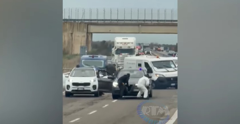 Κινηματογραφική ληστεία στην Ιταλία – Ένοπλοι με ψεύτικα περιπολικά ανατίναξαν θωρακισμένο βαν χρηματαποστολής