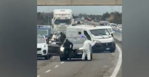 Κινηματογραφική ληστεία στην Ιταλία – Ένοπλοι με ψεύτικα περιπολικά ανατίναξαν θωρακισμένο βαν χρηματαποστολής