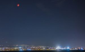 Έρχεται το «Ματωμένο Φεγγάρι»: Γιατί λέγεται έτσι και πότε θα το δούμε στον νυχτερινό ουρανό