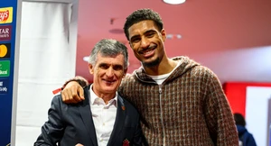 Συγκινητική επανένωση Μπαντέ – Μεντιλίμπαρ και ξεχωριστό ενθύμιο μετά το Λεβερκούζεν – Ολυμπιακός