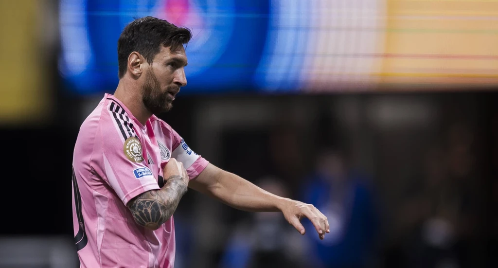 Χάος στο Πουέρτο Ρίκο – Οπαδοί μπήκαν στον αγωνιστικό χώρο και έριξαν κάτω τον Μέσι (vid)