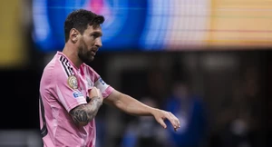 Χάος στο Πουέρτο Ρίκο – Οπαδοί μπήκαν στον αγωνιστικό χώρο και έριξαν κάτω τον Μέσι (vid)