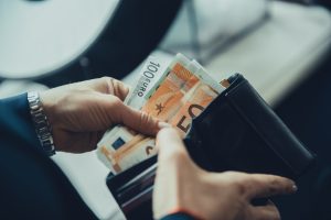 Σε ισχύ από σήμερα ο νέος κατώτατος μισθός – Ωφελεί 1,5 εκατομμύριο πολίτες