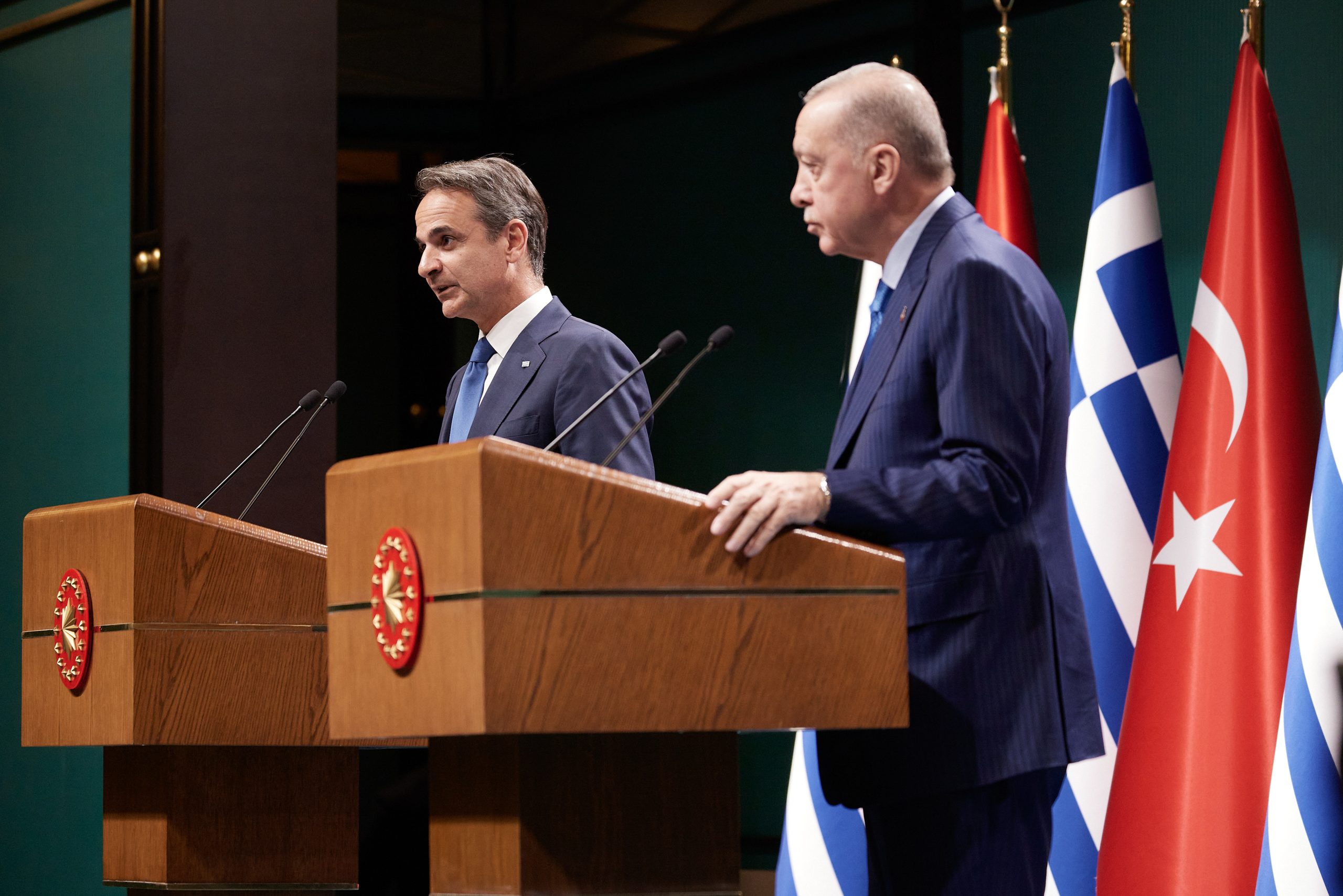 &Mu;&eta;&tau;&sigma;&omicron;&tau;ά&kappa;&eta;&sigmaf; &ndash; &Epsilon;&rho;&nu;&tau;&omicron;&gamma;ά&nu;: &Eta; &alpha;&tau;&zeta;έ&nu;&tau;&alpha; &tau;&eta;&sigmaf; 11&eta;&sigmaf; &Phi;&epsilon;&beta;&rho;&omicron;&upsilon;&rho;ί&omicron;&upsilon;, &tau;&alpha; &laquo;&alpha;&gamma;&kappa;ά&theta;&iota;&alpha;&raquo;, &omicron;&iota; &laquo;&kappa;&omicron;&rho;ώ&nu;&epsilon;&sigmaf;&raquo;