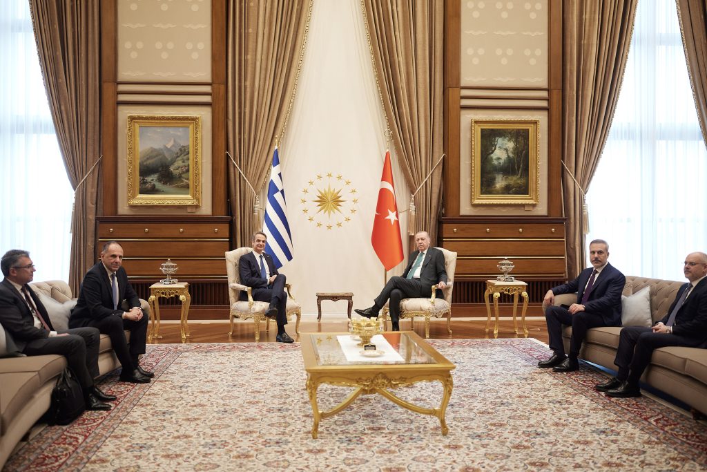 Ξεκίνησε η συνάντηση Μητσοτάκη – Ερντογάν – Λεπτό προς λεπτό όλες οι εξελίξεις