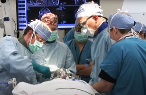 Εμφύτευμα τσιπ στον εγκέφαλο: Η τεχνολογία που ενισχύει τη νευροπλαστικότητα μετά από εγκεφαλικό