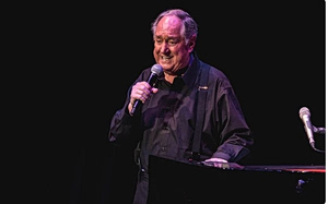 Πέθανε ο θρυλικος τραγουδιστής Νιλ Σεντάκα – Οι συνεργασίες και η μοναδική καλλιτεχνική διαδρομή