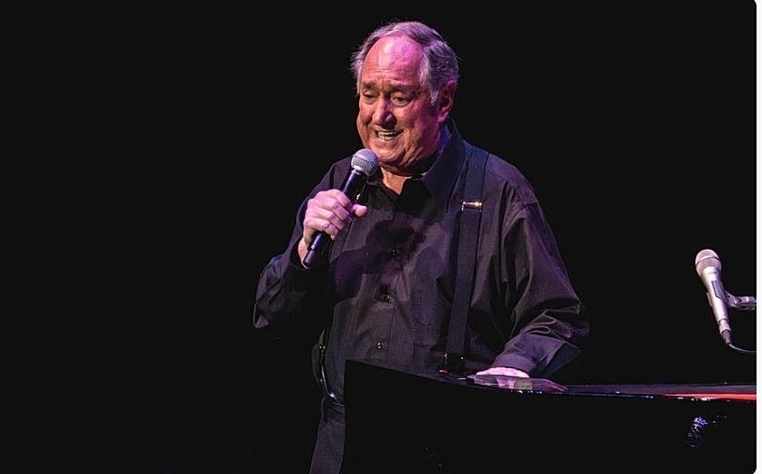 Πέθανε ο θρυλικος τραγουδιστής Νιλ Σεντάκα – Οι συνεργασίες και η μοναδική καλλιτεχνική διαδρομή