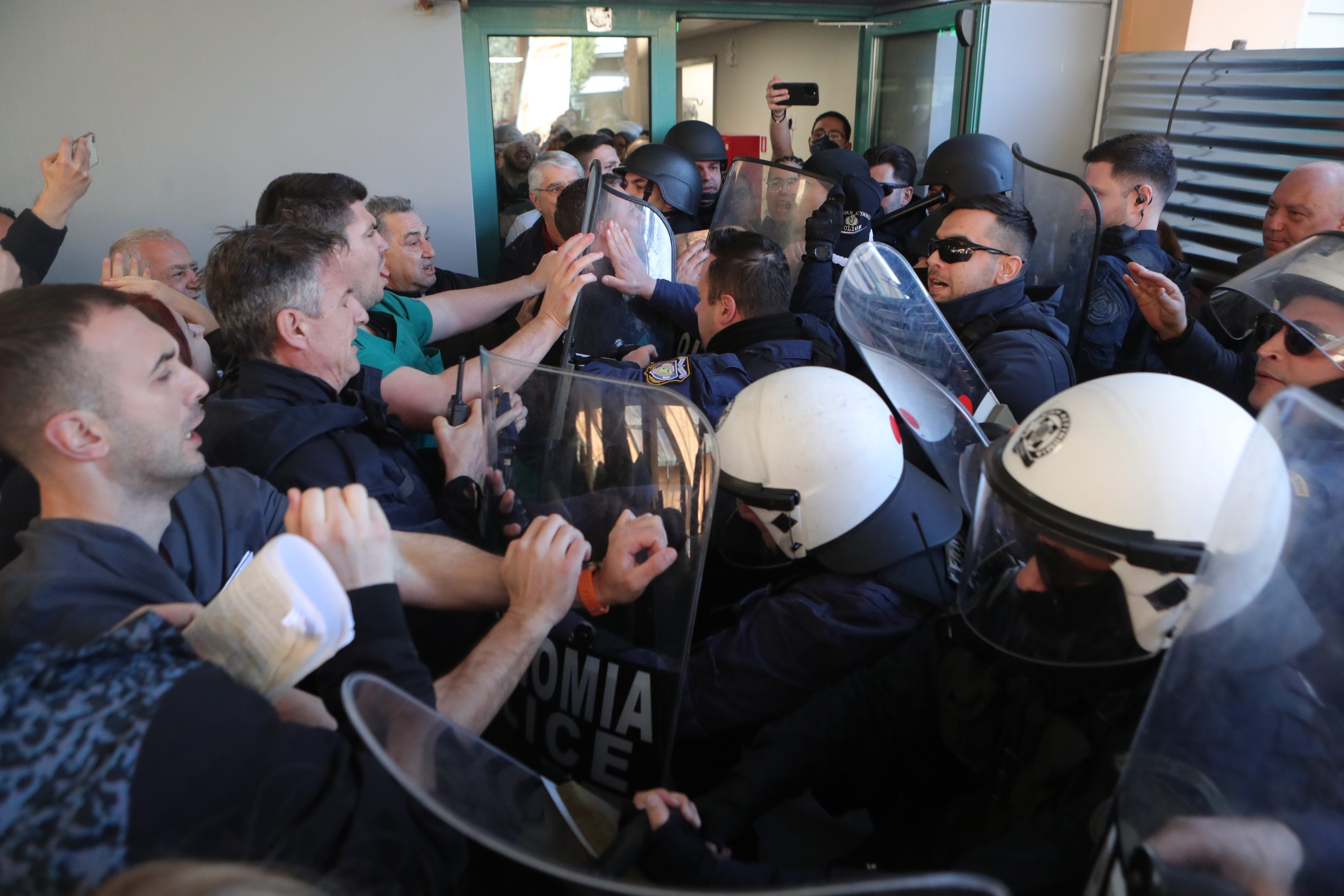 Έ&nu;&tau;&alpha;&sigma;&eta; &mu;&epsilon;&tau;&alpha;&xi;ύ &nu;&omicron;&sigma;&eta;&lambda;&epsilon;&upsilon;&tau;ώ&nu; &kappa;&alpha;&iota; &alpha;&sigma;&tau;&upsilon;&nu;&omicron;&mu;&iota;&kappa;ώ&nu; &sigma;&tau;&omicron; &nu;&omicron;&sigma;&omicron;&kappa;&omicron;&mu;&epsilon;ί&omicron; &Nu;ί&kappa;&alpha;&iota;&alpha;&sigmaf;