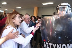 Δημογλίδου για τα επεισόδια στο νοσοκομείο Νίκαιας: «Ήθελαν  να φύγει η αστυνομία για να επιτεθούν στον υπουργό»