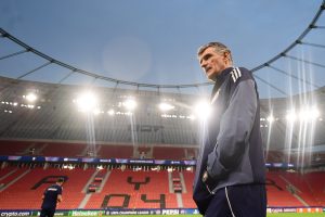 Εν μέσω χειροκροτημάτων και αποθέωσης κατέφθασε ο Ολυμπιακός στο Λεβερκούζεν (βίντεο)