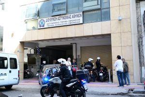 Υπόθεση ομαδικού βιασμού 19χρονης στο Α.Τ. Ομονοίας: «Όταν ζητούσα βοήθεια ο ένας ξεκίνησε να με φιλά στο λαιμό»