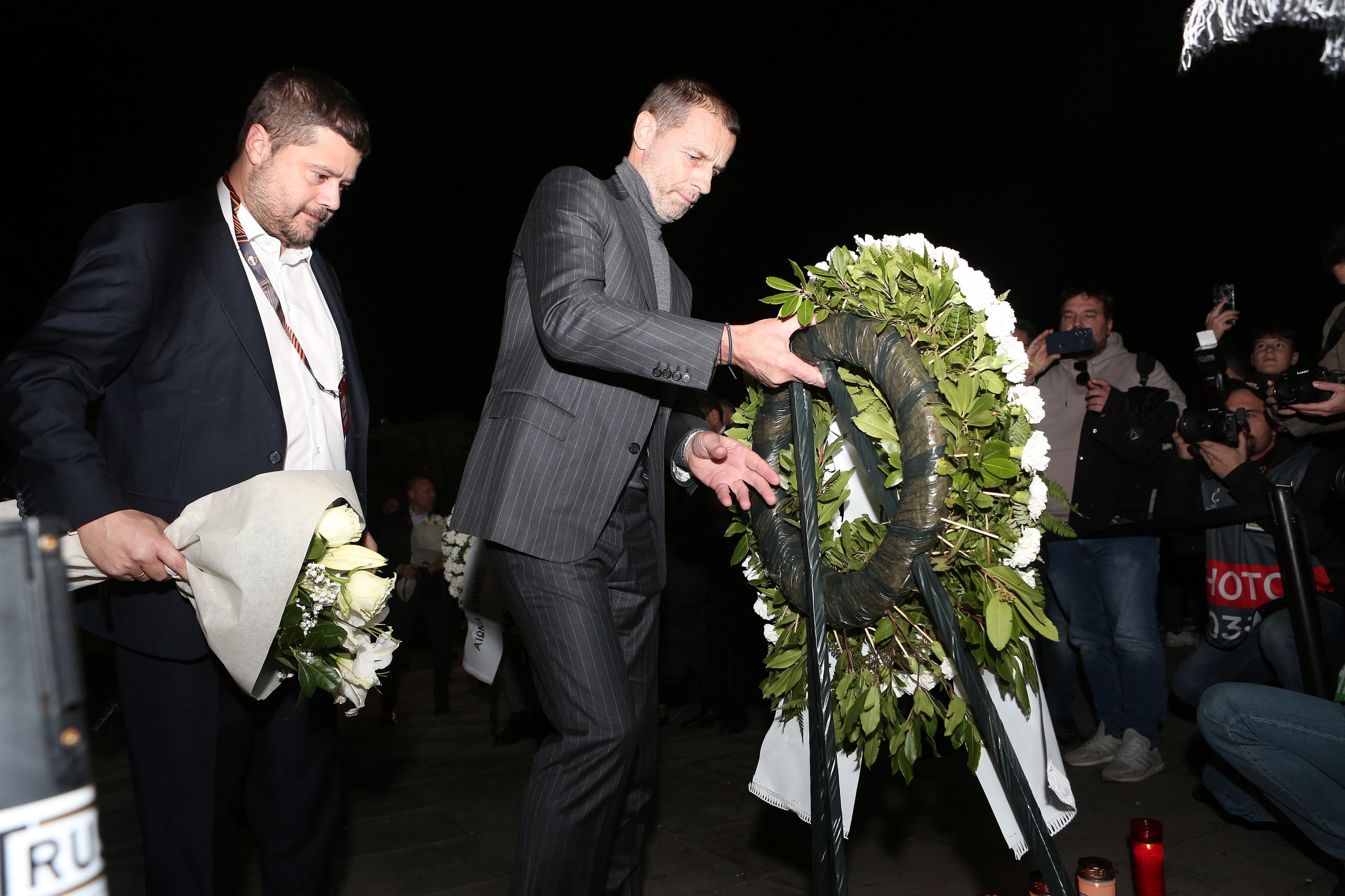 &Sigma;&upsilon;&gamma;&kappa;&iota;&nu;&eta;&tau;&iota;&kappa;έ&sigmaf; &sigma;&tau;&iota;&gamma;&mu;έ&sigmaf; &sigma;&tau;&eta;&nu; &Tau;&omicron;ύ&mu;&pi;&alpha;: &Tau;&iota;&mu;ή &alpha;&pi;ό &Tau;&sigma;έ&phi;&epsilon;&rho;&iota;&nu; &kappa;&alpha;&iota; &Gamma;&kappa;&alpha;&gamma;&kappa;ά&tau;&sigma;&eta; &sigma;&tau;&omicron;&upsilon;&sigmaf; &epsilon;&pi;&tau;ά &phi;&iota;&lambda;ά&theta;&lambda;&omicron;&upsilon;&sigmaf; &tau;&omicron;&upsilon; &Pi;&Alpha;&Omicron;&Kappa;