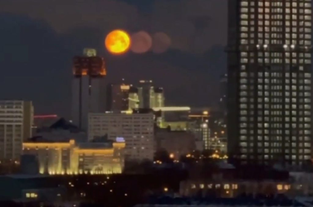 Τρία φεγγάρια στον ουρανό της Μόσχας – Το σπάνιο φαινόμενο της «παρασελήνης»