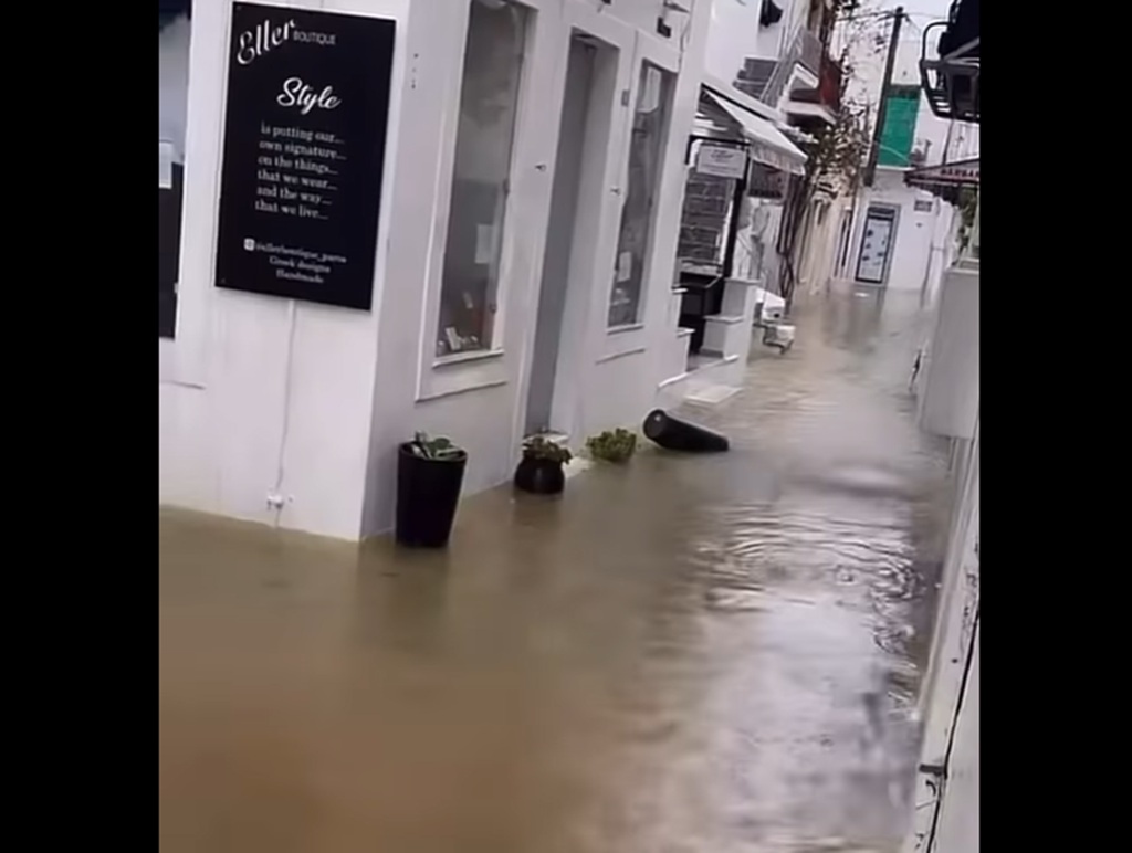 Εκτεταμμένες πλημμύρες από την σφοδρή βροχόπτωση στην Πάρο