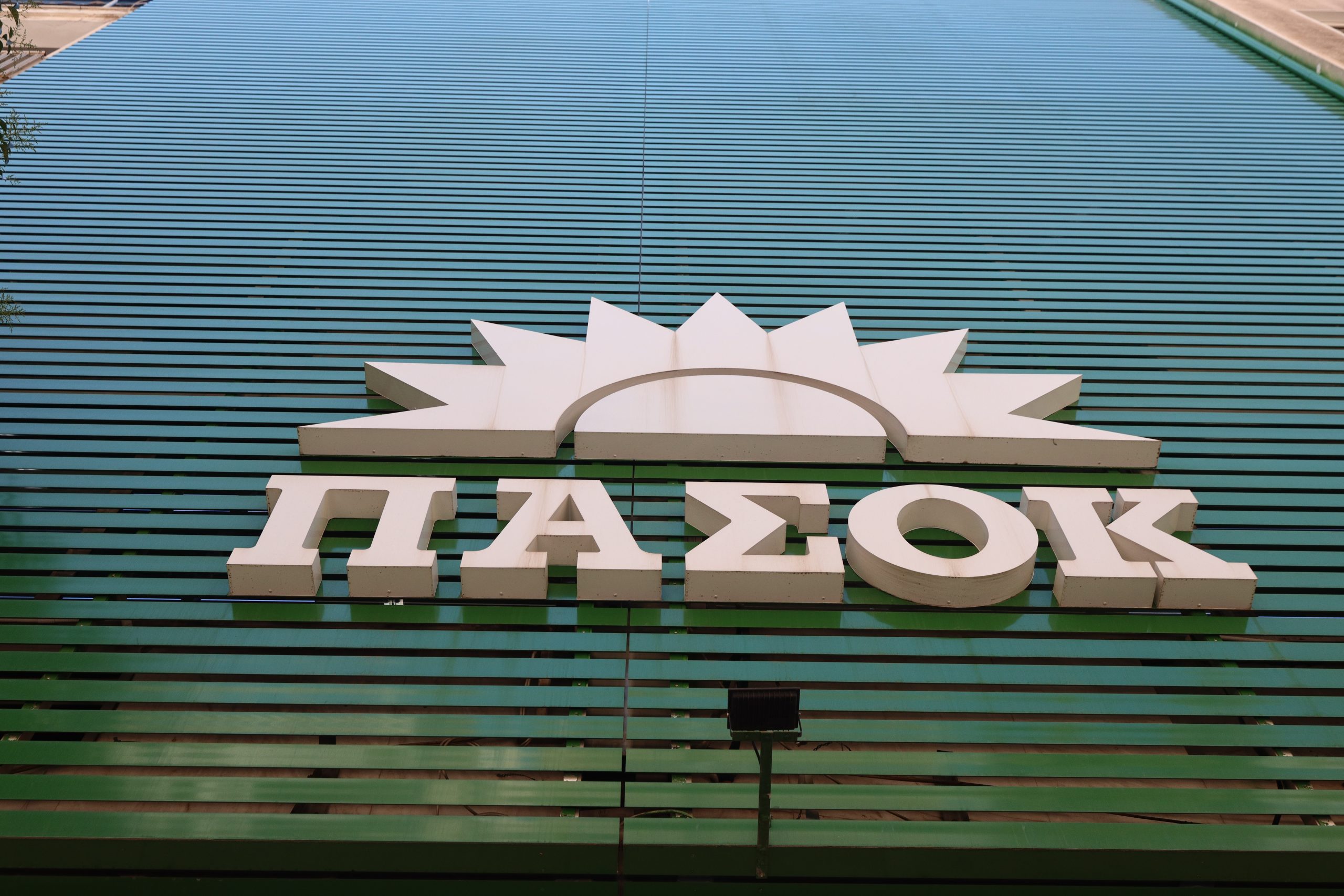 &Pi;&Alpha;&Sigma;&Omicron;&Kappa;: &Eta; &epsilon;&sigma;&omega;&kappa;&omicron;&mu;&mu;&alpha;&tau;&iota;&kappa;ή &sigma;&upsilon;&zeta;ή&tau;&eta;&sigma;&eta; &mu;&epsilon;&tau;&alpha;&phi;έ&rho;&epsilon;&tau;&alpha;&iota; &sigma;&tau;&alpha; ό&rho;&gamma;&alpha;&nu;&alpha; &ndash; &laquo;&Delta;&epsilon;&nu; &alpha;&mu;&phi;&iota;&sigma;&beta;&eta;&tau;&epsilon;ί&tau;&alpha;&iota; &omicron; &pi;&rho;ό&epsilon;&delta;&rho;&omicron;&sigmaf;&raquo; &lambda;έ&epsilon;&iota; &omicron; &Gamma;&epsilon;&rho;&omicron;&upsilon;&lambda;ά&nu;&omicron;&sigmaf;, &laquo;&delta;&epsilon;&nu; &phi;&epsilon;ύ&gamma;&omega;&raquo; &omicron; &Delta;&omicron;ύ&kappa;&alpha;&sigmaf;