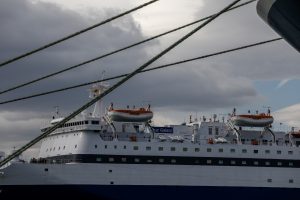 Ακυβέρνητο κρουαζιερόπλοιο κατά την είσοδο στο λιμάνι του Πειραιά – Με τη συνδρομή ρυμουλκών προσέδεσε με ασφάλεια