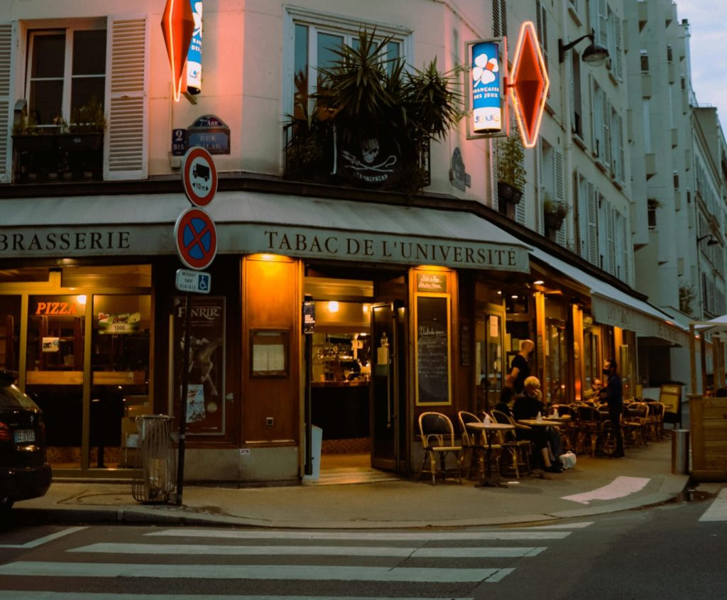 Γαλλία: Πως τα λουκέτα των «bars-tabacs» εκτοξεύουν τα ποσοστά της ακροδεξιάς