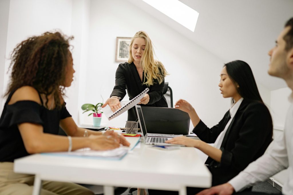 Οδηγός για εργαζόμενους: Πώς το ΕΡΓΑΝΗ ΙΙ αλλάζει από σήμερα ωράρια, άδειες και απολύσεις