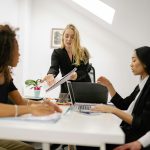 Οδηγός για εργαζόμενους: Πώς το ΕΡΓΑΝΗ ΙΙ αλλάζει από σήμερα ωράρια, άδειες και απολύσεις