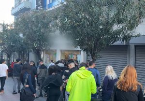 Ουρές έξω από πιτσαρίες της Αθήνας – Δείτε το λόγο (video)
