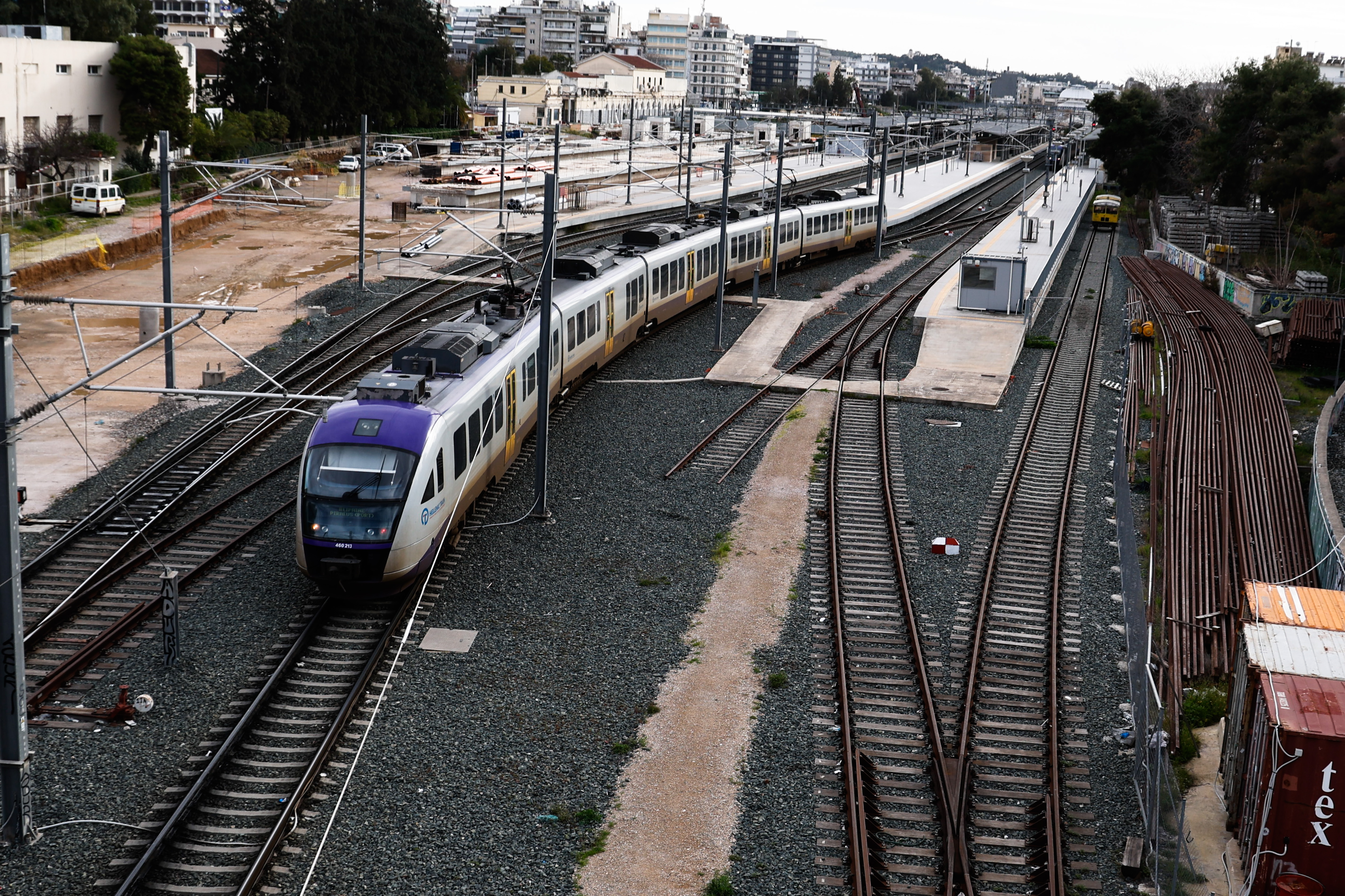 Προαστιακός Δυτικής Αττικής: Απένταξη ενός εμβληματικού σιδηροδρομικού έργου από το ΤΑ