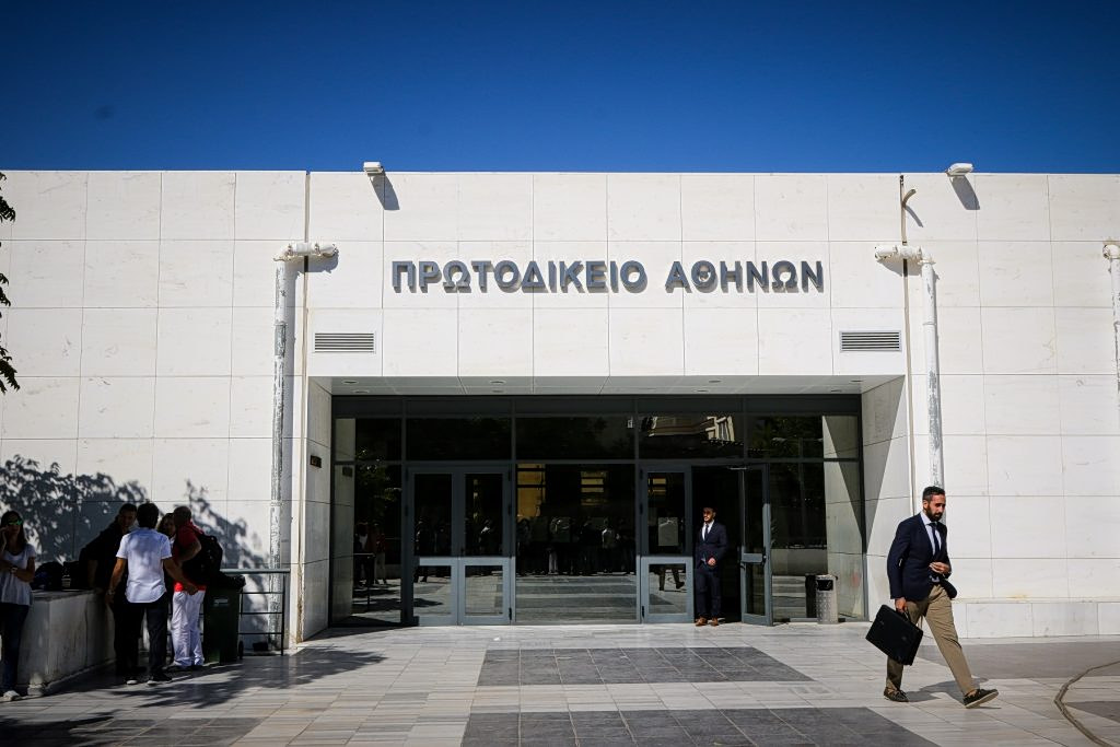 Πειθαρχική έρευνα για δικηγόρο που εμφανίστηκε με όπλο στο Πρωτοδικείο Αθηνών
