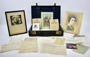 Τα παιδικά σκίτσα της βασίλισσας Ελισάβετ βγαίνουν στο σφυρί – Από μια κρυμμένη βαλίτσα στο «φως»