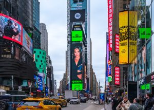 Ρία Ελληνίδου: Φιγουράρει στην Times Square με τη νέα της επιτυχία «Εξηγήστε Μου»