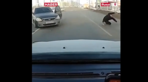 Ρωσία: Τρομακτική σύγκρουση δύο οχημάτων – Οδηγός πετάχτηκε στο δρόμο (βίντεο)