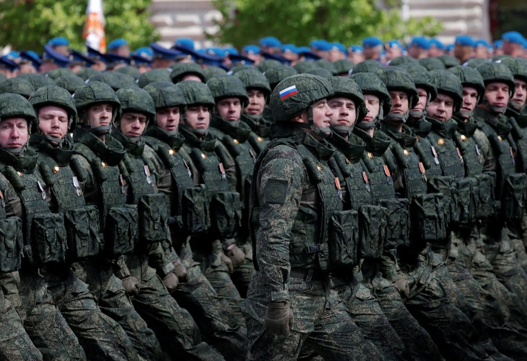 &laquo;&Eta; &Rho;&omega;&sigma;ί&alpha; &mu;&pi;&omicron;&rho;&epsilon;ί &sigma;&epsilon; 24&omega;&rho;&alpha; &nu;&alpha; &kappa;&alpha;&tau;&alpha;&lambda;ά&beta;&epsilon;&iota; &lambda;&iota;&theta;&omicron;&upsilon;&alpha;&nu;&iota;&kappa;ή &pi;ό&lambda;&eta;&raquo; &ndash; &Eta; &sigma;&tau;&rho;&alpha;&tau;&iota;&omega;&tau;&iota;&kappa;ή ά&sigma;&kappa;&eta;&sigma;&eta; &tau;&eta;&sigmaf; &Gamma;&epsilon;&rho;&mu;&alpha;&nu;ί&alpha;&sigmaf; &pi;&omicron;&upsilon; &tau;&rho;&omicron;&mu;ά&zeta;&epsilon;&iota; &tau;&eta;&nu; &Epsilon;&upsilon;&rho;ώ&pi;&eta;