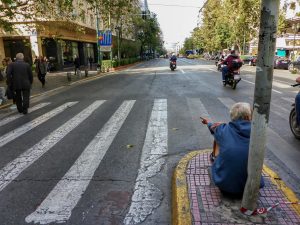 Εξανάγκαζαν Ρουμάνους να ζητιανεύουν στα φανάρια – Αποκαλύψεις σοκ για τη δράση της εγκληματικής οργάνωσης