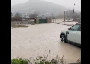 Δρόμοι ποτάμια από την κακοκαιρία στη Σάμο – Η θάλασσα βγήκε στην ξηρά στο Βαθύ
