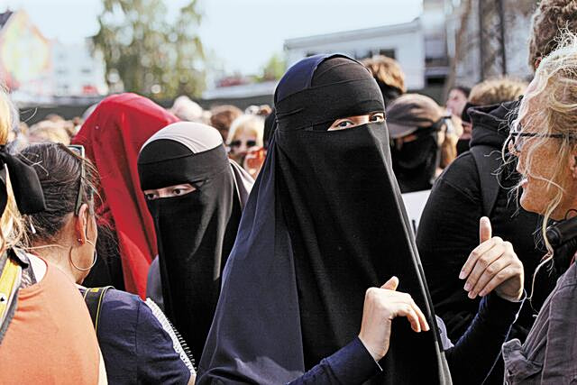 Αταβιστική αρρενωπότητα την Ημέρα της Γυναίκας