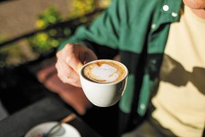 Ο καφές σε κρίση – Γιατί η αγαπημένη συνήθεια απειλείται από τις τιμές και την κλιματική αλλαγή