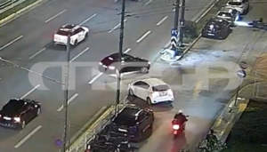 Σοκαριστικό τροχαίο στη Συγγρού: ΙΧ χτυπά μοτοσικλέτα και ο αναβάτης εκσφενδονίζεται – Είναι σε πολύ σοβαρή κατάσταση