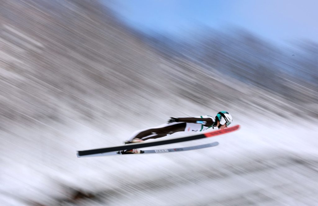 Έκαναν τα πέη τους… φτερά: Αθλητές του άλματος με σκι βάλθηκαν να τα μεγαλώσουν για να… πετούν περισσότερο – Δείτε τι έπαθαν μετά