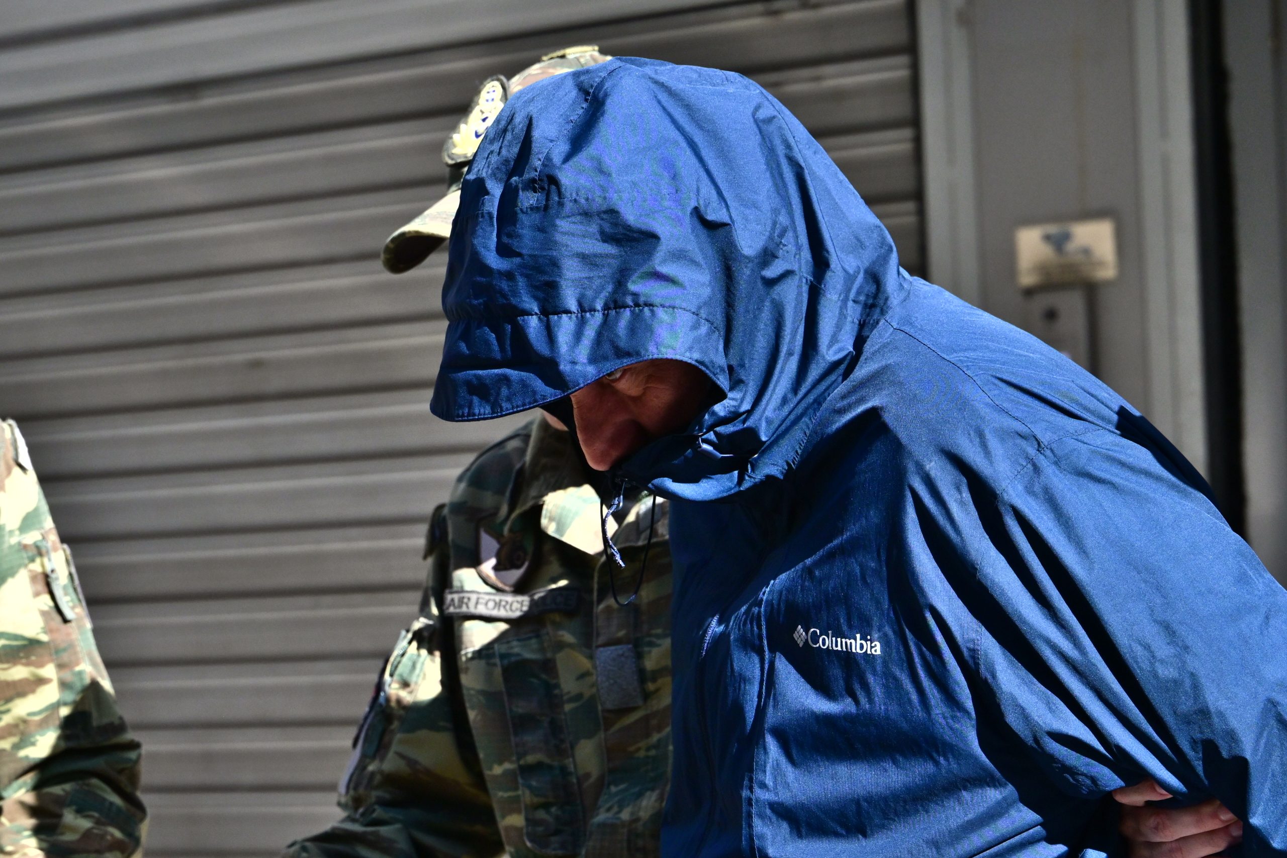 &Upsilon;&pi;ό&theta;&epsilon;&sigma;&eta; &kappa;&alpha;&tau;&alpha;&sigma;&kappa;&omicron;&pi;&epsilon;ί&alpha;&sigmaf;: &Sigma;&tau;&omicron; &mu;&iota;&kappa;&rho;&omicron;&sigma;&kappa;ό&pi;&iota;&omicron; &tau;&omega;&nu; &Alpha;&rho;&chi;ώ&nu; &alpha;&kappa;ό&mu;&alpha; &delta;&upsilon;&omicron; ά&tau;&omicron;&mu;&alpha; &ndash; &Sigma;&upsilon;&mu;&mu;&epsilon;&tau;έ&chi;&epsilon;&iota; &sigma;&tau;&iota;&sigmaf; έ&rho;&epsilon;&upsilon;&nu;&epsilon;&sigmaf; &kappa;&alpha;&iota; &eta; CIA, έ&lambda;&epsilon;&gamma;&chi;&omicron;&sigmaf; &kappa;&iota;&nu;&epsilon;&zeta;&iota;&kappa;ώ&nu; &epsilon;&tau;&alpha;&iota;&rho;&epsilon;&iota;ώ&nu;