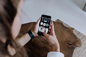 Η «Γενιά Ζ» βουλιάζει στη… μαύρη τρύπα των σόσιαλ μίντια