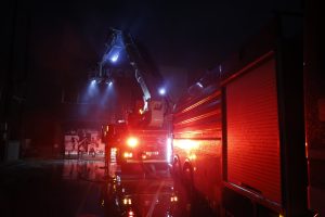 Σπάτα: Υπό μερικό έλεγχο η φωτιά σε αποθήκη εταιρείας με αθλητικά είδη – Τεράστια η καταστροφή