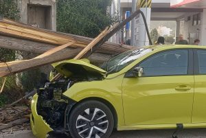 Σοβαρό τροχαίο στα Σπάτα: Αυτοκίνητο προσέκρουσε σε κολώνα (video)