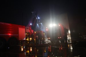 Σπάτα: Παρανάλωμα του πυρός η αποθήκη με αθλητικά είδη – Ενισχύθηκαν οι δυνάμεις της Πυροσβεστικής