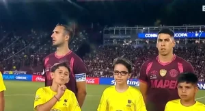 Αδιανόητο περιστατικό πριν το Λανούς-Φλαμένγκο: Παιδί έκανε χειρονομία «κόψιμο λαιμού» (video)