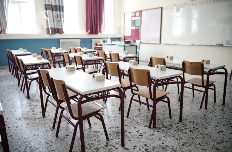 Άδειο σχολικό θρανίο
