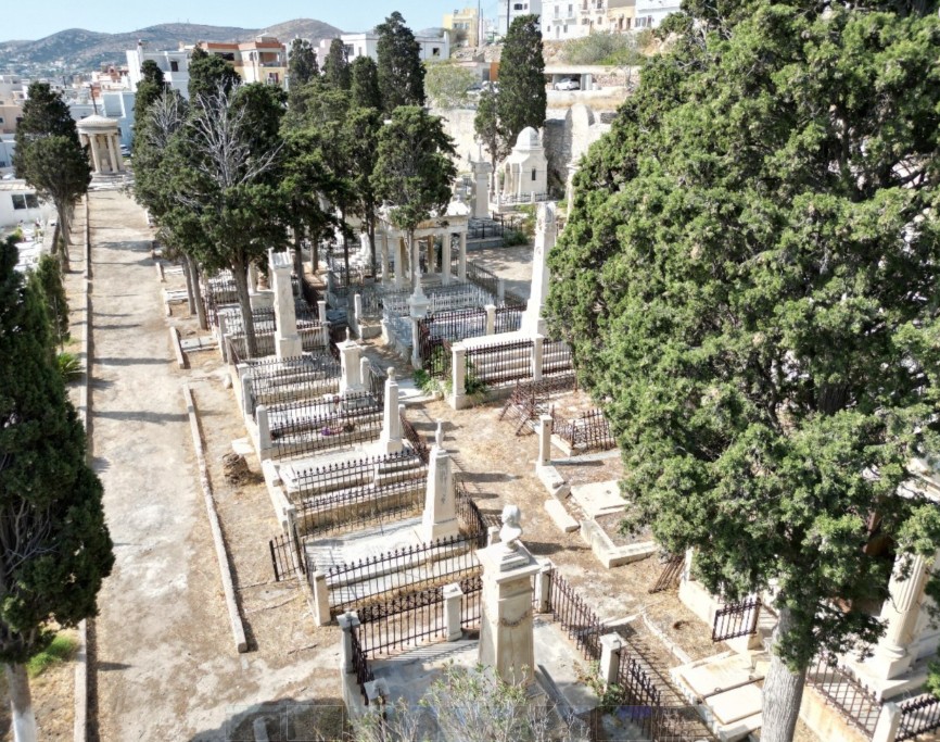ΥΠΠΟ: Προστασία και ανάδειξη ταφικών μνημείων στο κοιμητήριο Αγίου Γεωργίου στην Ερμούπολη της Σύρου
