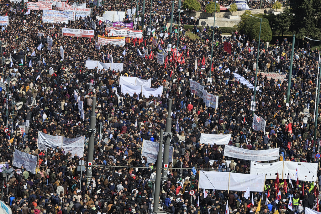 Live blog Τέμπη: Το μεγάλο συλλαλητήριο στην Αθήνα – Στους δρόμους οι πολίτες σε πολλές πόλεις