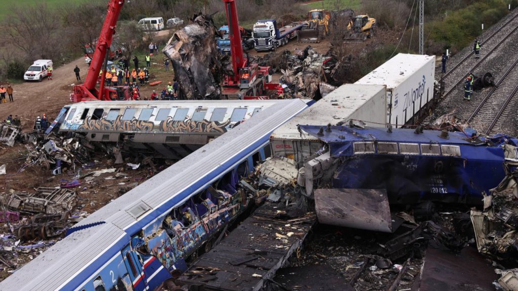 Τέμπη: Τα 4 αναπάντητα ερωτήματα – Οι πραγματογνωμοσύνες, τα πορίσματα και τα κενά