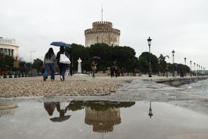 Θυελλώδεις άνεμοι στη Θεσσαλονίκη – Κλήσεις για πτώσεις δέντρων και αντικειμένων δέχθηκε η Πυροσβεστική
