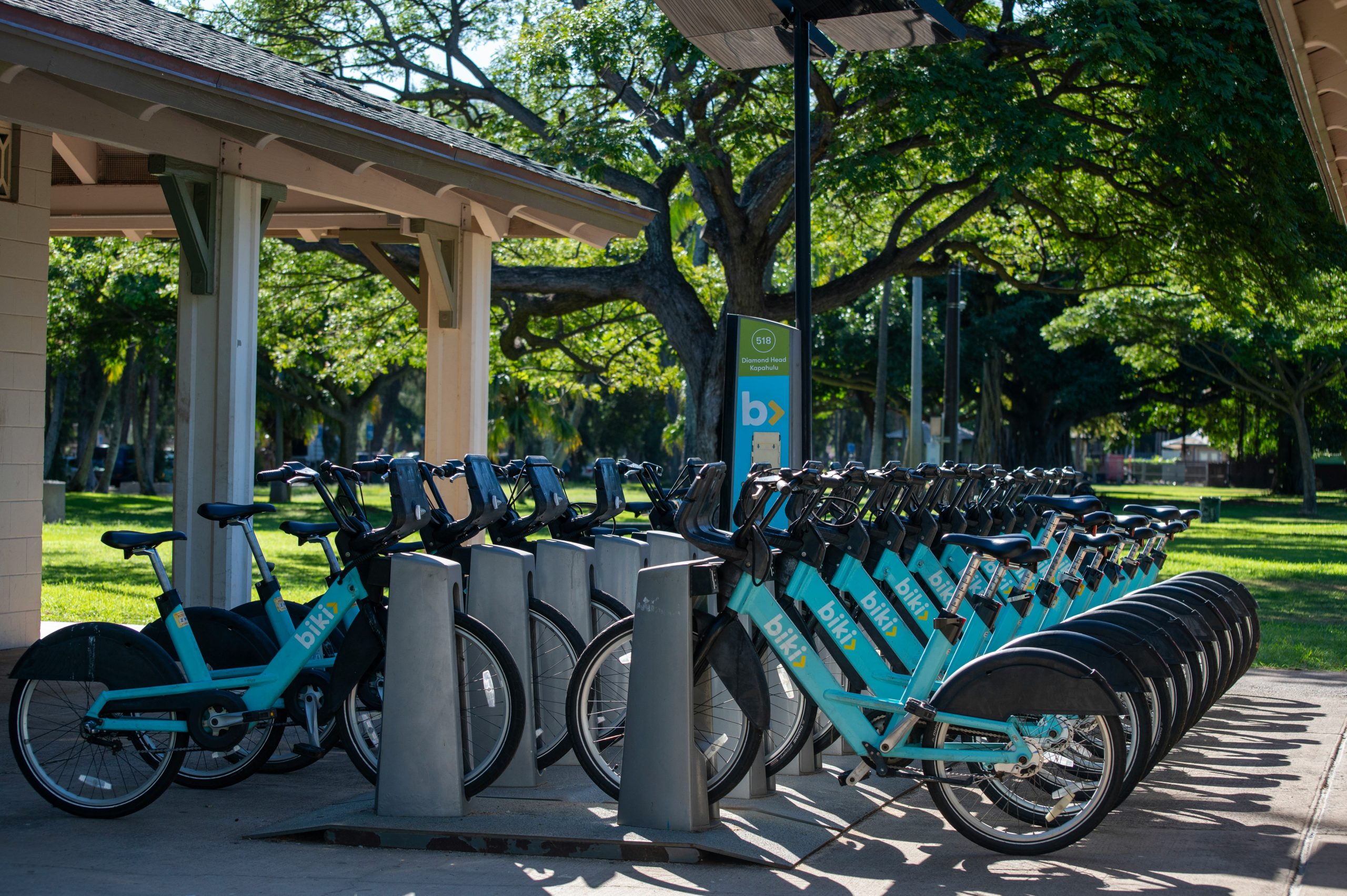 Smart Cities: 1,9 &epsilon;&kappa;&alpha;&tau;. &epsilon;&upsilon;&rho;ώ &gamma;&iota;&alpha; &laquo;έ&xi;&upsilon;&pi;&nu;&epsilon;&sigmaf;&raquo; &kappa;&alpha;&iota; &kappa;&alpha;&theta;&alpha;&rho;έ&sigmaf; &pi;ό&lambda;&epsilon;&iota;&sigmaf; &ndash; &Pi;&omicron;&iota;&epsilon;&sigmaf; &epsilon;&xi;&omicron;&pi;&lambda;ί&zeta;&omicron;&nu;&tau;&alpha;&iota; &mu;&epsilon; &eta;&lambda;&epsilon;&kappa;&tau;&rho;&iota;&kappa;ά &omicron;&chi;ή&mu;&alpha;&tau;&alpha; &kappa;&alpha;&iota; &sigma;&upsilon;&sigma;&tau;ή&mu;&alpha;&tau;&alpha; &rho;ύ&pi;&alpha;&nu;&sigma;&eta;&sigmaf;