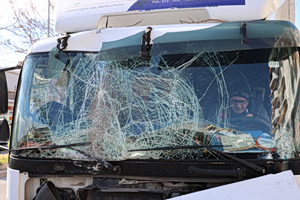 Τροχαίο στη Θηβών: «Αφρενάριστος, μόνο στα οχήματα σταμάτησε» – Αυτόπτης μάρτυρας περιγράφει την πρόσκρουση